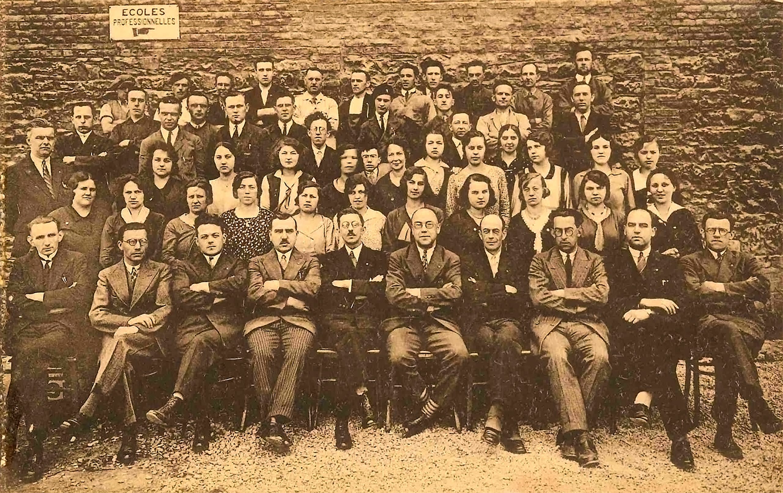 Personnel de l’Économie populaire de Ciney, 1929 (CARHOP, fonds EPC, boîte iconographie).